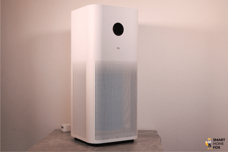 Der Xiaomi Mi Air Purifier Pro H Luftreiniger steht auf einem Tisch vor einer weißen Wand